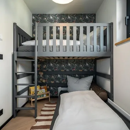 Waldvilla Mit Tiny House Im Kuestenwald *