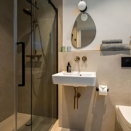 Waldvilla Mit Tiny House Im Kuestenwald