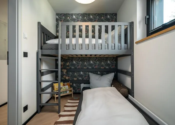 Waldvilla Mit Tiny House Im Kuestenwald *